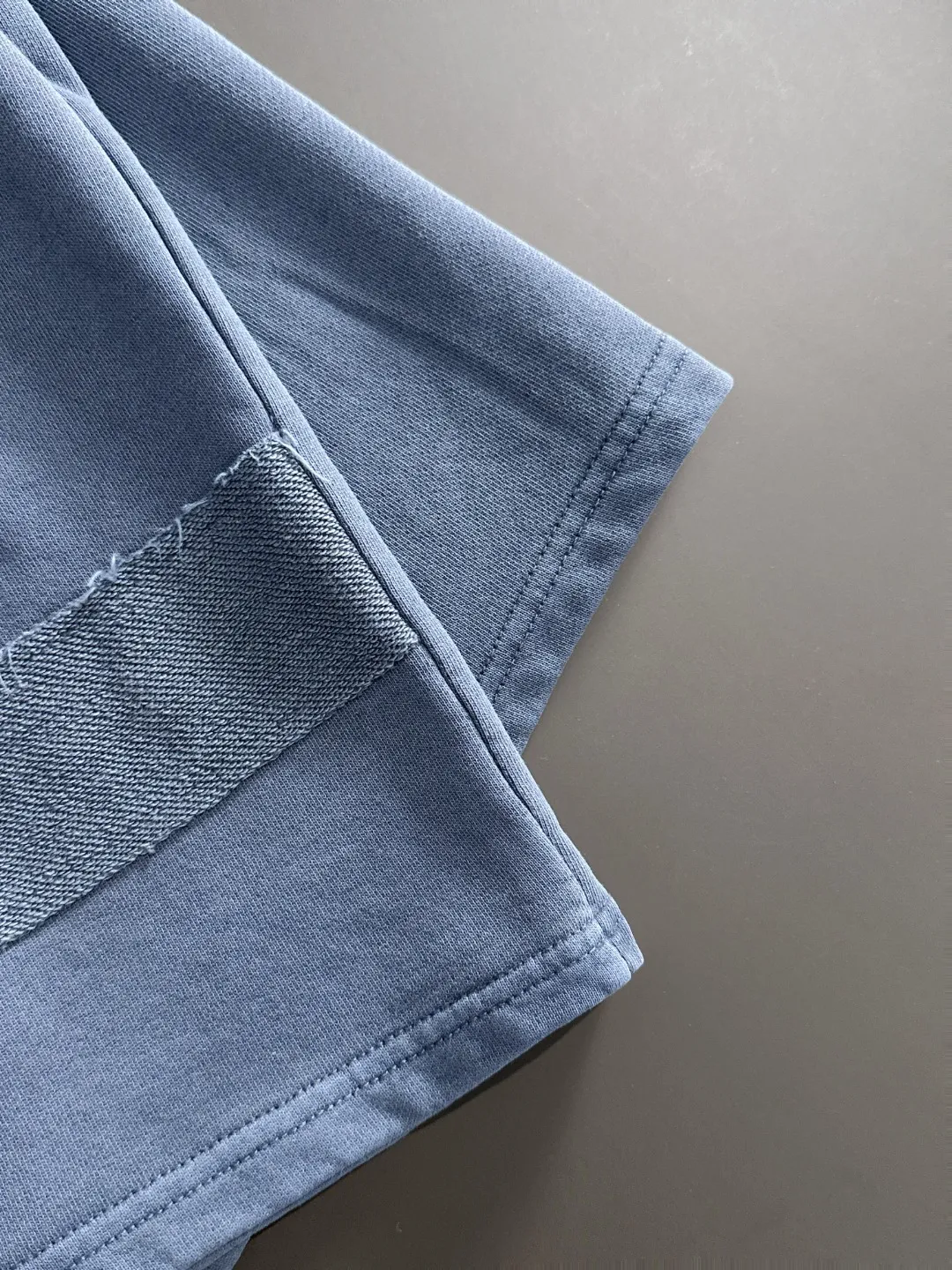 🅿️330 shipped next day, high-end goods, Stone Island 2025 spring and summer new elastic band casual heavy-duty washed loose shorts, made by imported machines from Italy, 1:1COPY with eyes closed. The hem of the trousers is hemmed with two needles, the stitching is fine and firm, and the custom-made fabrics are highly breathable and comfortable, with impeccable details. The brand element design concept reflects high quality. It feels delicate and soft! It presents a casual cut and the upper body shape is great! Size: S-XXL